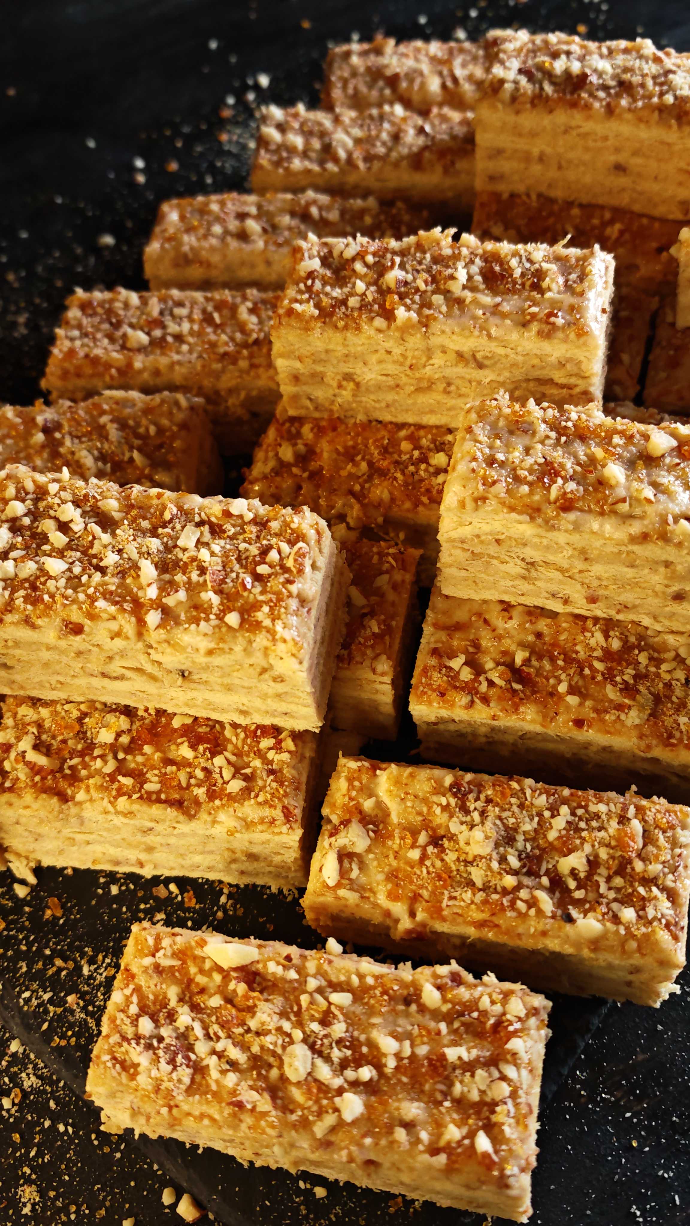 Prăjitură cu migdale pralinate și cremă de vanilie - Fragedă și delicioasă