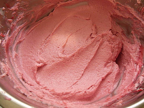 Tort cu crema de fistic, ciocolata si zmeura - Reteta delicioasa si aromata