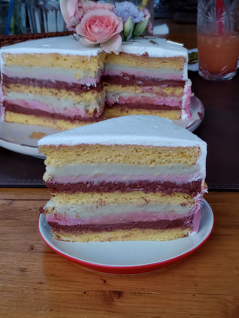 Tort cu crema de fistic, ciocolata si zmeura