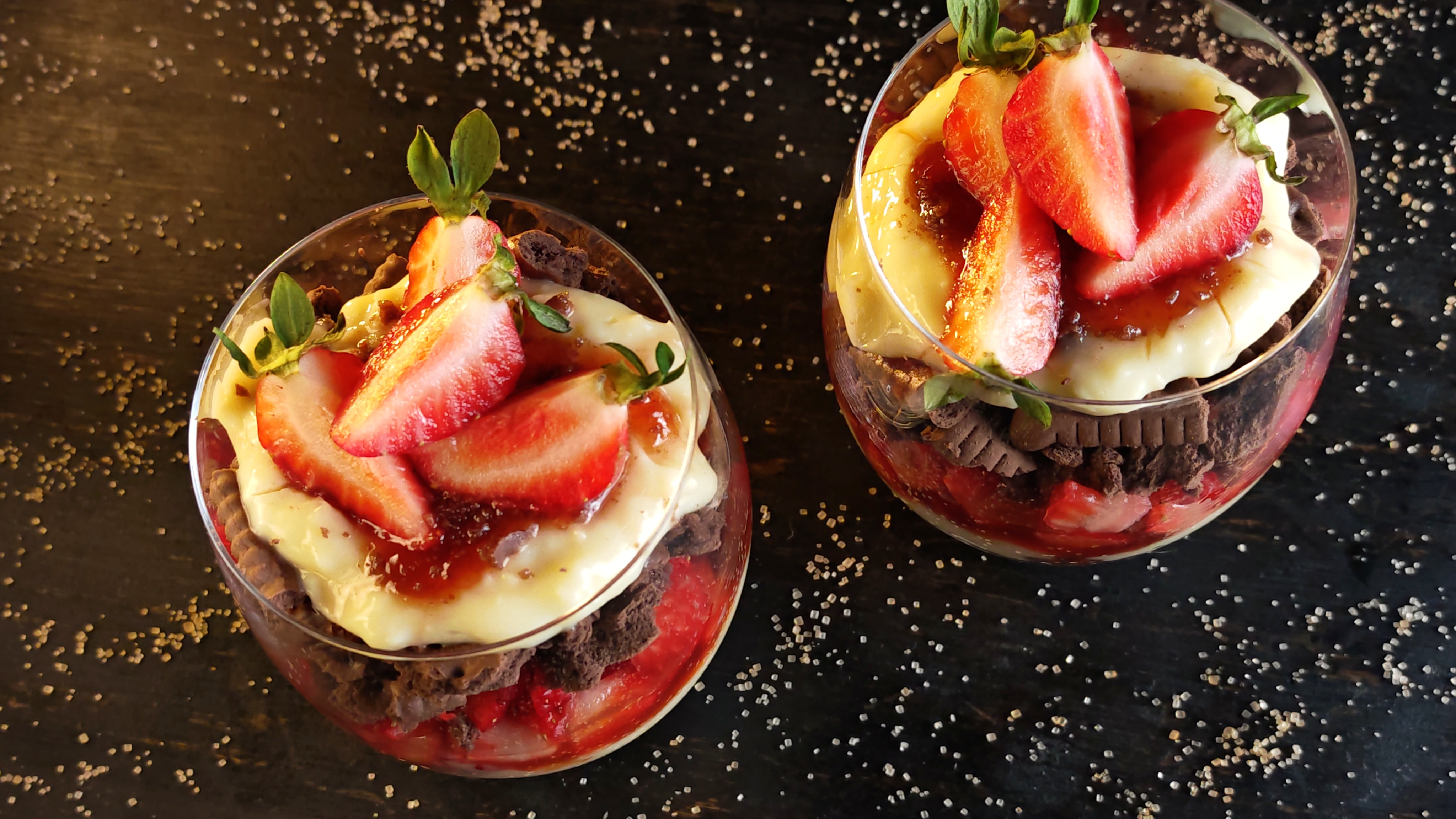 Desert la pahar cu căpșuni - Rețeta rapidă și delicioasă