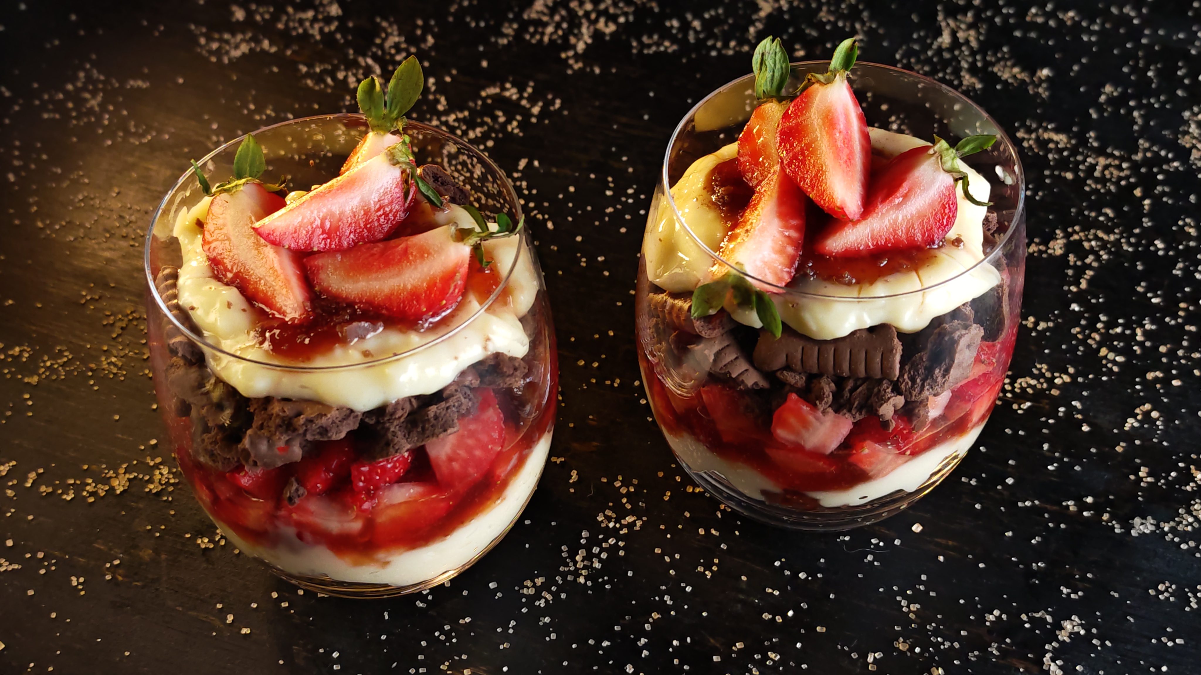 Desert la pahar cu căpșuni - Rețeta rapidă și delicioasă
